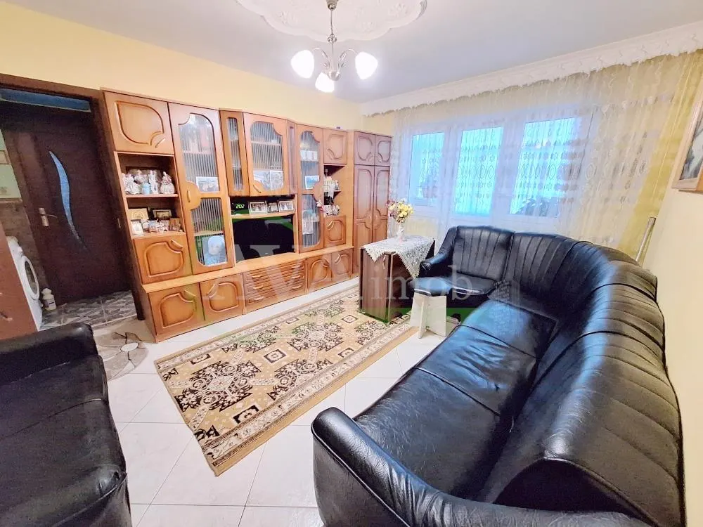 Apartament 3 camere semidecomandat zona Bazinul de Innot - foto 1