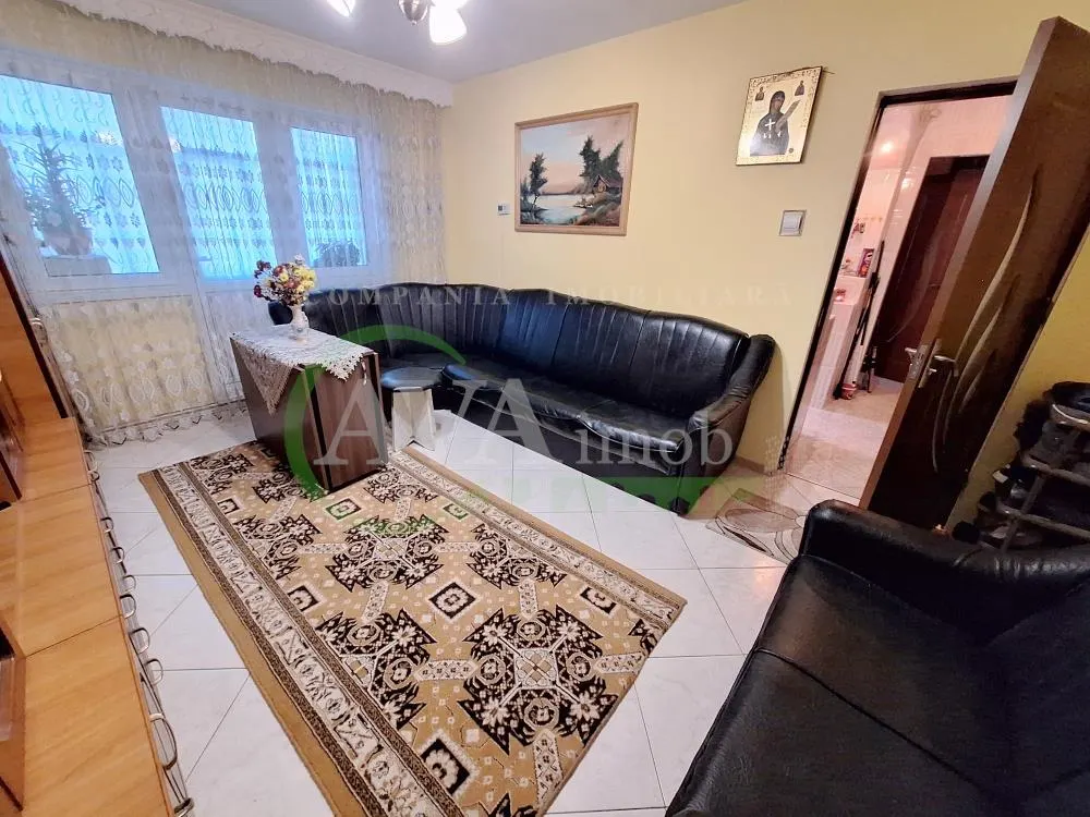 Apartament 3 camere semidecomandat zona Bazinul de Innot - foto 2