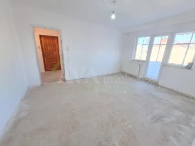 Apartament 2 semidecomandate, cu centrala, zona Cora - Bacau