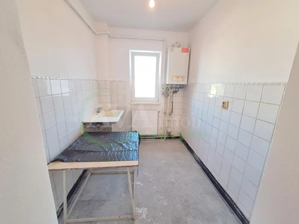 Apartament 2 semidecomandate, cu centrala, zona Cora - foto 5