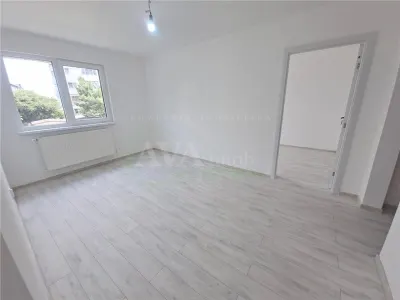 Apartament 3 camere, etaj 1, nemobilat, cu centrala, zona Bazinul de Inot - Bacau