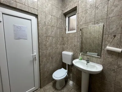 LUGOJ, DE INCHIRIAT – SPATIU COMERCIAL CENTRAL, 95 MP,  (LANGA POLITIE) - foto 31