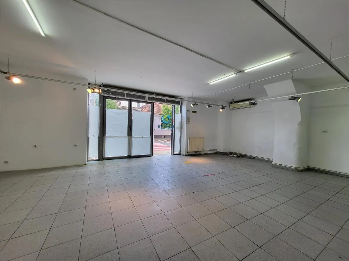 Vanzare spatiu comercial, Ghimbav, Central langa Primarie, vitrina - foto 4