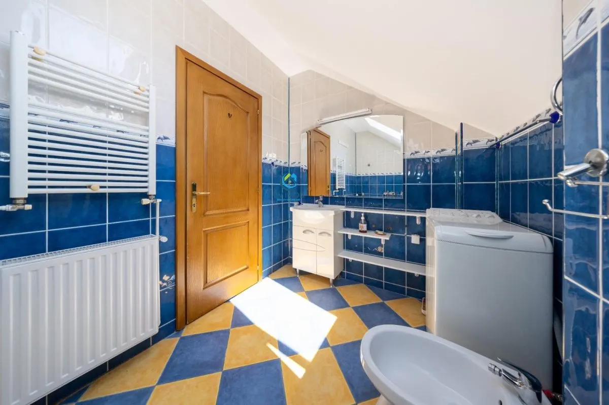Vanzare casa imbratisata de natura in zona Bunloc, teren 445 mp - foto 21