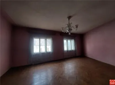 PRET REDUS! Casa cu spatiu comercial, zona Intim - foto 4