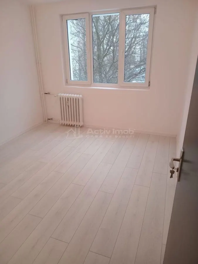 2 camere - decomandat - Bld. 1 Decembrie - Ozana - foto 2