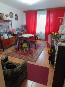 Apartament 3 camere etaj intermediar, boxa pe etaj, beci, - foto 1