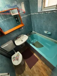 Apartament 4 camere transformat in 3 camere zona 23August -Tulcea - foto 9