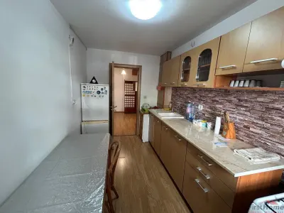 Apartament cu 3 camere de vanzare, zona Quattro. - foto 2