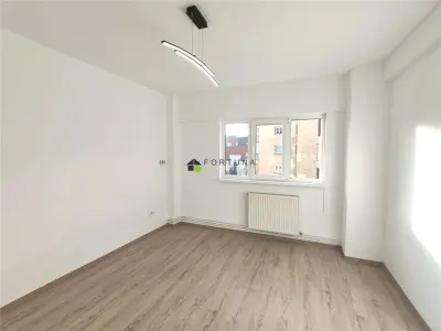 Apartament 2 camere decomandat, renovat, strada Toamnei, Centrul Civic - foto 2