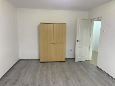 Apartament 2 camere , et 1/4 , ultracentral -Piata Moldovei , renovat , mobilat  partial - foto 2