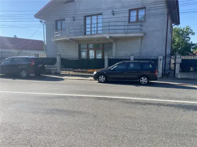 Casa de vanzare in Golesti , parter+etaj + mansarda , suprafata casa 383 mp, posibilitate spatiu comercial - foto 2