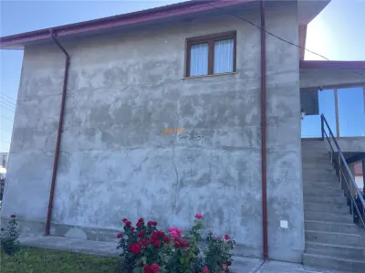 Casa de vanzare in Golesti , parter+etaj + mansarda , suprafata casa 383 mp, posibilitate spatiu comercial - foto 9