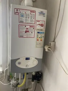 Apartament 3 camere , zona Primaria Focsani , decomandat , centrala termica proprie - foto 3