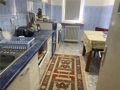 Apartament 3 camere ,zona Politia Judeteana Focsani , et 1/3 , decomandat - foto 4