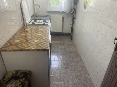 Apartament 2 camere , cartier Sud , decomandat 40 mp , centrala termica proprie , mobilat - foto 6