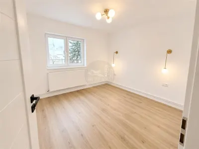 Apartament 3 camere decomandat 2 bai balcon pivnita zona Strand - foto 2