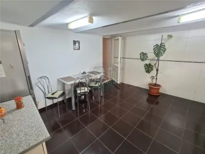 Casa formata din 2 apartamente pivnita zona Turnisor - foto 6