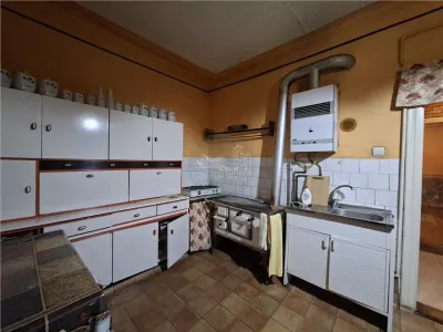 Casa 4 camere pivnita curte individuala Zona Lazaret - foto 9