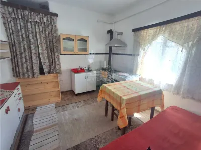 Apartament la casa 2 camere pivnita  100mp gradina zona Lazaret - foto 3
