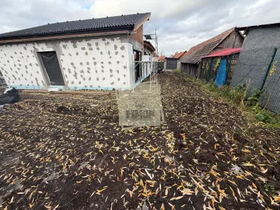 Casa individuala cu 4 camere 3 bai si 390 mp teren in Sura Mica - foto 6