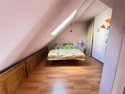 Apartament la mansarda cu 3 camere si balcon in Vasile Aaron - foto 7