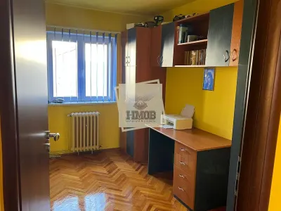 Apartament cu 3 camere decomandat cu balcon in Vasile Aaron - foto 3