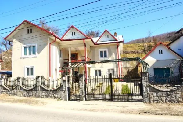 Casă 7 camere Târgoviște - poza 1