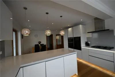 Casă de Lux în Suceava | 300 MP Utili | 5 Dormitoare | 5.000 MP Teren | Iaz | Panoramă | 880.000  Euro  | Comision 0 - foto 14