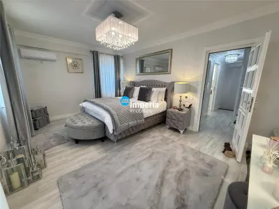 Vila premium de vanzare in Copou – 320 mp | 4 niveluri | 4 suite | 6 bai | Mobilata si utilata complet - foto 19