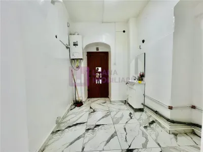 Spatiu comercial de inchiriat | Ultracentral | la cheie | acces stradal - foto 2