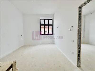 Apartament cu 3 camere de vanzare | Centru | renovat integral | pivnita - foto 2