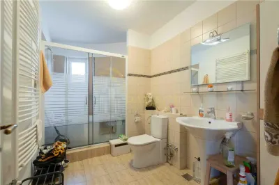 Casa de Lux in Livada cu Ciresi Eleganta, Confort si Panorama de Vis - foto 15