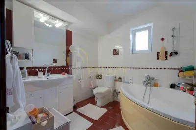 Casa de Lux in Livada cu Ciresi Eleganta, Confort si Panorama de Vis - foto 17