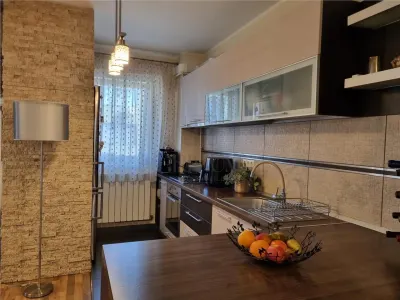 GIROC - 2 CAMERE - ETAJ INTERMEDIAR - PARCARE INCLUSA - ZONA EXCELENTA - foto 6