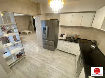 Apartament cu 3 camere de vanzare in zona centrala - foto 1