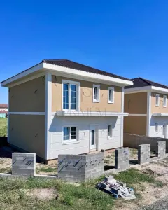 Casa individuala - despartita prin terasa - 4 benzi - zona excelenta - toate utilitatile - Mosnita Noua
