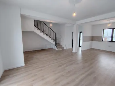 Duplex despartit prin camera tehnica - toate utilitatile- zona excelenta - foto 6