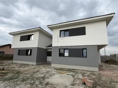 Duplex la asfalt - separat prin camara - 5 camere - Mosnita Veche