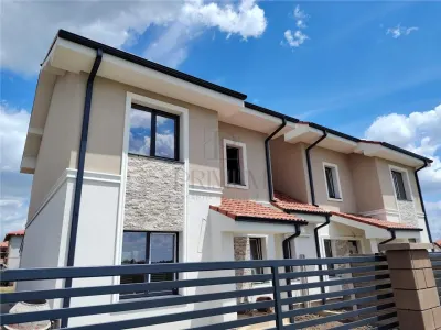 Duplex despartit prin C.T.- teren generos - living mare - Mosnita Noua