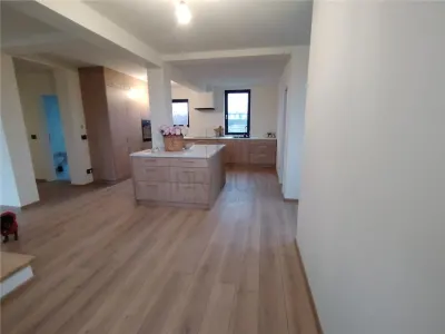 Duplex 6 camere - bucataria mobilata complet - toate utilitatile - 160 mp utili -  separat prin camera tehnică - Mosnita Noua
