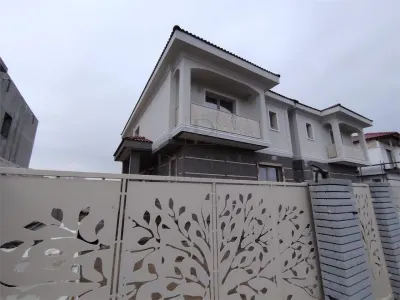 Duplex superb - Separat prin spatiu de depozitare - bucatarie inchisa - Mosnita Noua