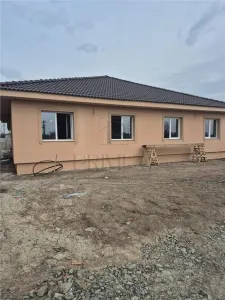 Duplex pe parter - 3 dormitoare - zona foarte buna - gata de mutat - Ghiroda