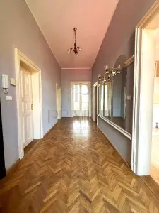 SINAIA - ISTORIC - 5 CAMERE - DECOMANDAT - 2 BAI - CENTRALA PROPRIE - CLIMA - RENOVAT - foto 13