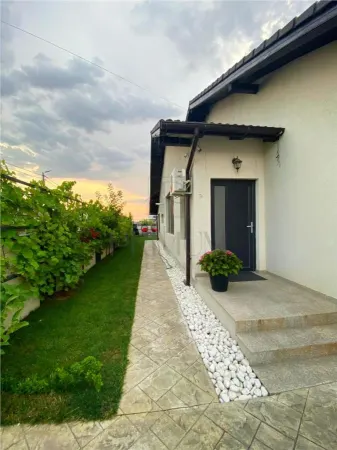 Casă 3 camere Moșnița Nouă - poza 1