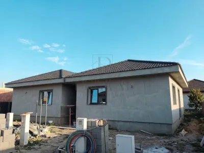 Duplex 4 camere - despartit prin CT - zona foarte buna - asfalt - posibilitate alegere finisaje - Mosnita Noua