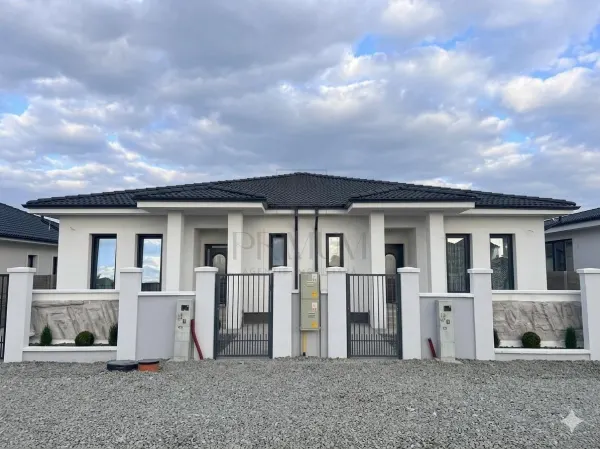 Casă 3 camere Moșnița Veche - poza 1