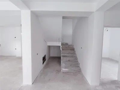 DUPLEX CU TOATE UTILITATILE - 5 CAMERE - CURTE AMENAJATA - foto 6