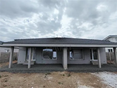 Duplex pe plan - acces facil - zona in plina dezvoltare - Mosnita Noua