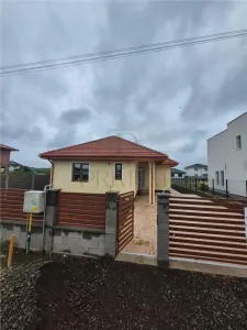 CASA INDIVIDUALA IN GHIRODA  3 CAMERE 90 MP UTILI 501 MP CURTE  UTILATA  BUCATARIE INCHISA  ZONA TOP - Ghiroda